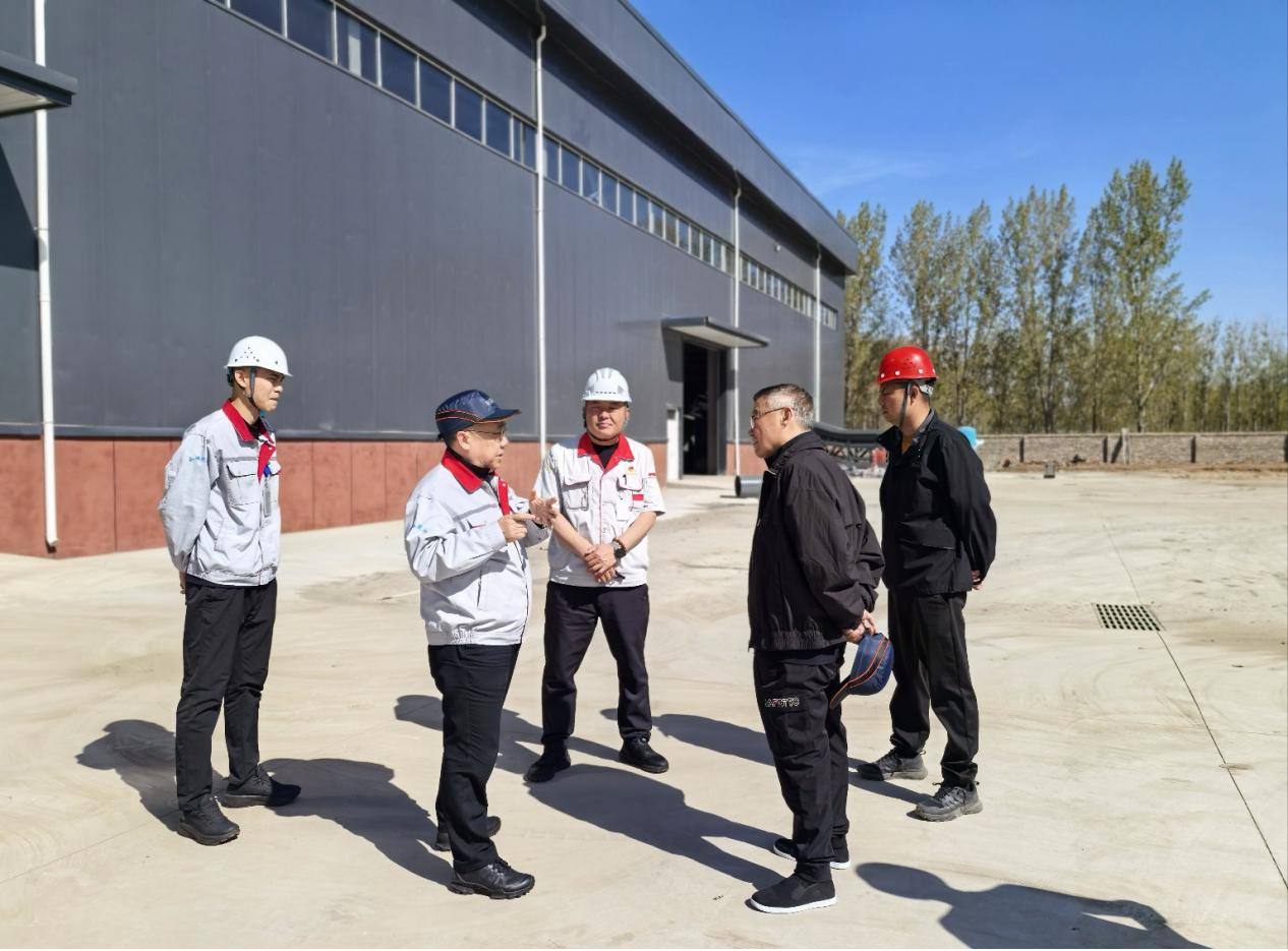 筑牢安全防線 情暖堅(jiān)守初心 ——華翔集團(tuán)黨委書(shū)記、董事長(zhǎng)王春翔深入工廠開(kāi)展慰問(wèn)巡查工作